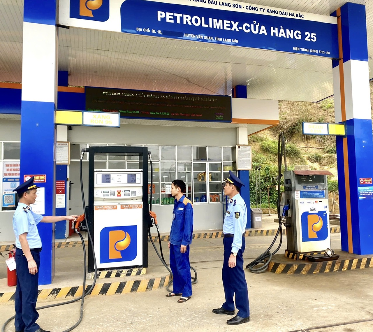 Đội QLTT số 5: Tiếp tục thực hiện giám sát, nắm tình hình hoạt động đối với các cửa hàng bán lẻ xăng dầu khi có sự điều chỉnh giá tại địa bàn huyện.