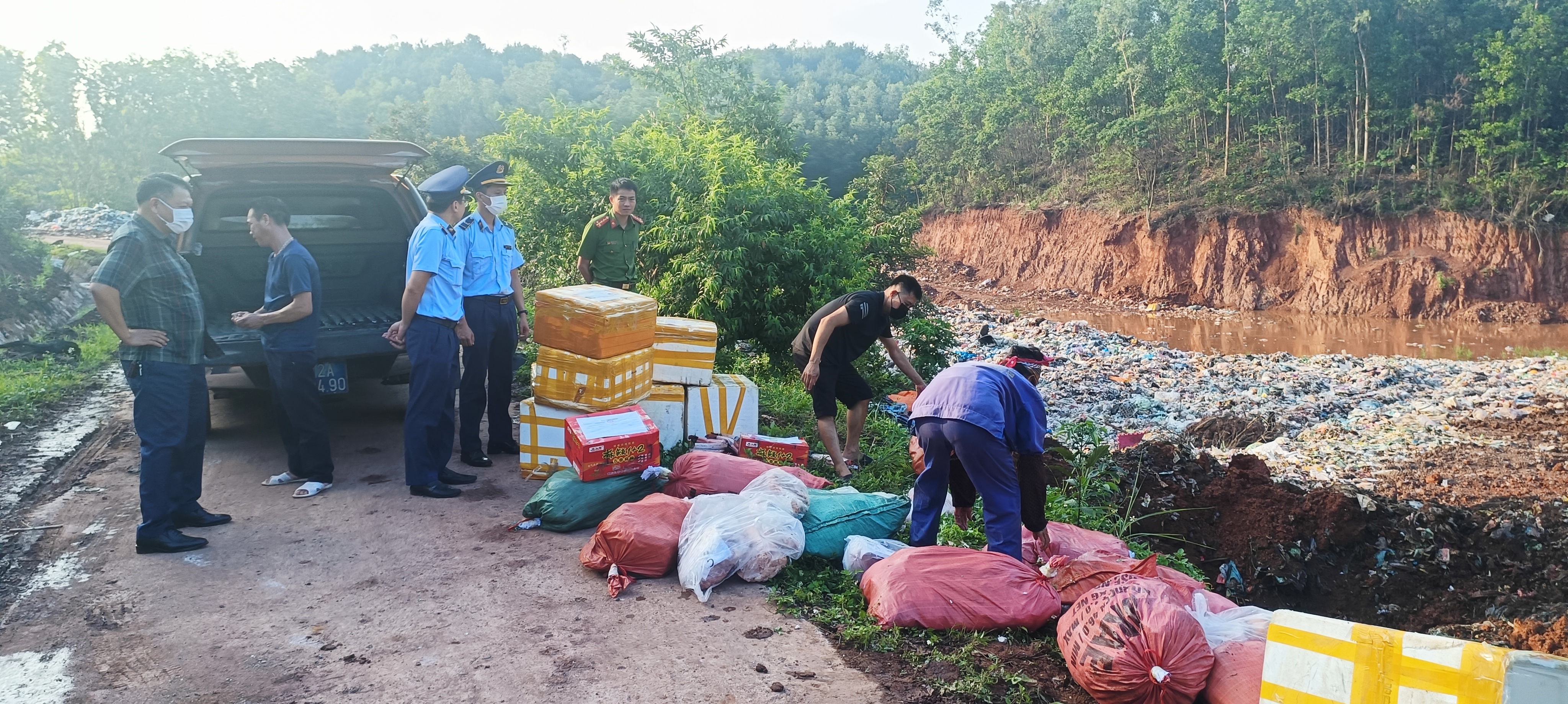 Đội Quản lý thị trường số 7: Giám sát tiêu hủy tang vật vi phạm là hàng hóa nhập lậu và hàng hóa quá không rõ nguồn gốc xuất xứ