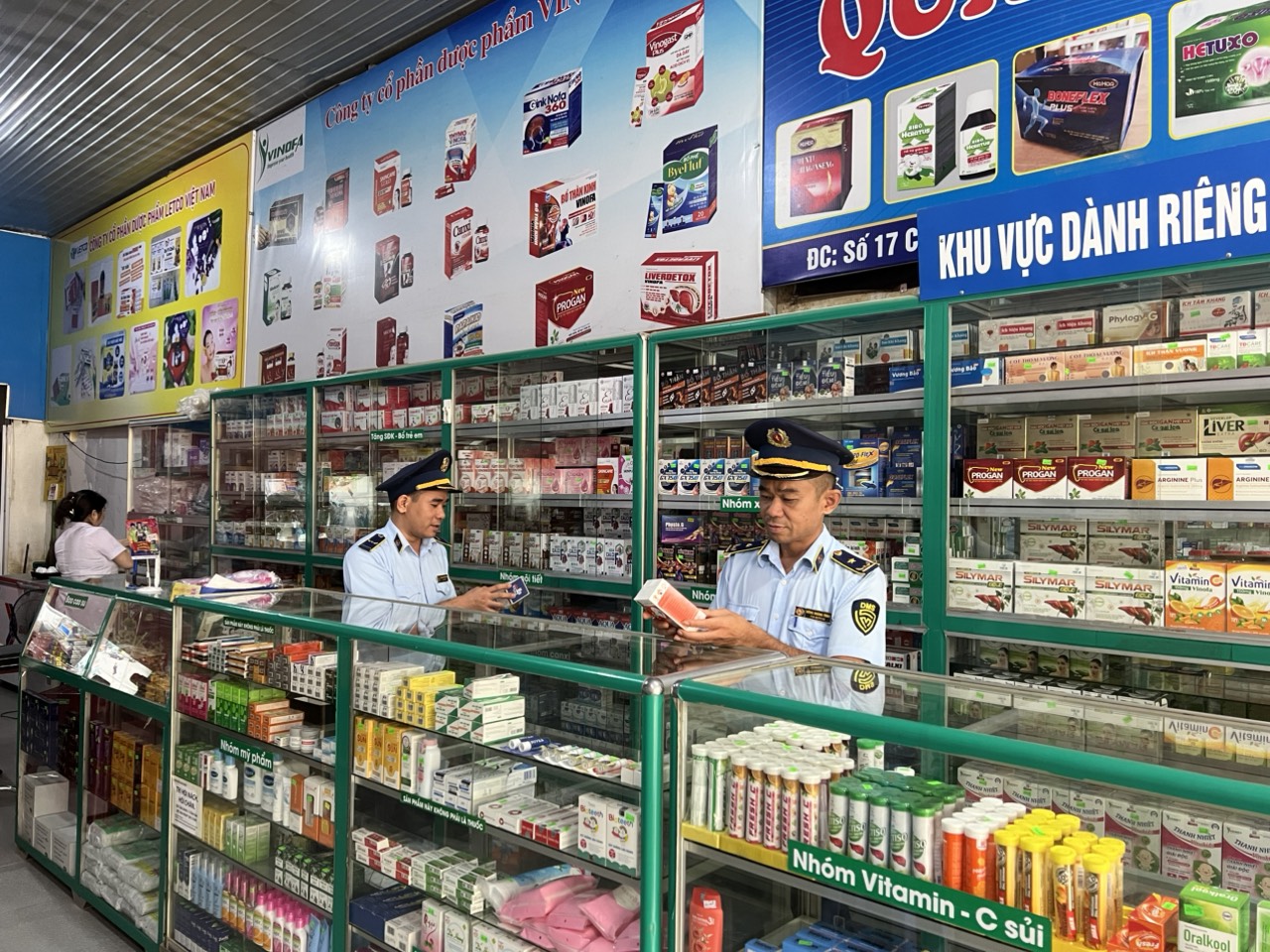 Đội Quản lý thị trường số 7 triển khai kiểm tra chuyên đề việc chấp hành các quy định của pháp luật đối với các cơ sở kinh doanh dược trên địa bàn huyện Tràng Định