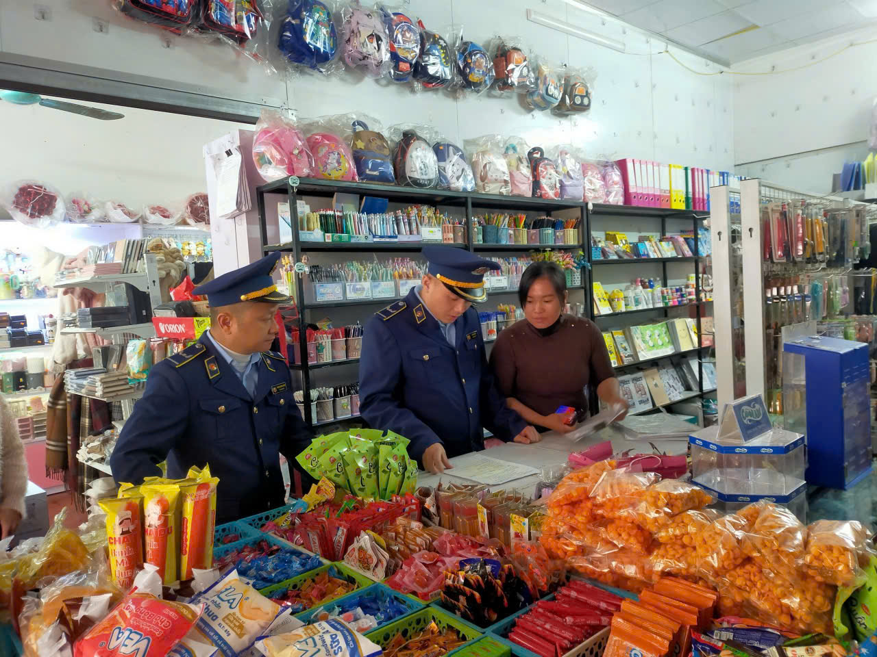 Đội QLTT số 4 Mở đợt cao điểm chống buôn lậu, gian lận thương mại trước, trong và sau Tết Nguyên đán