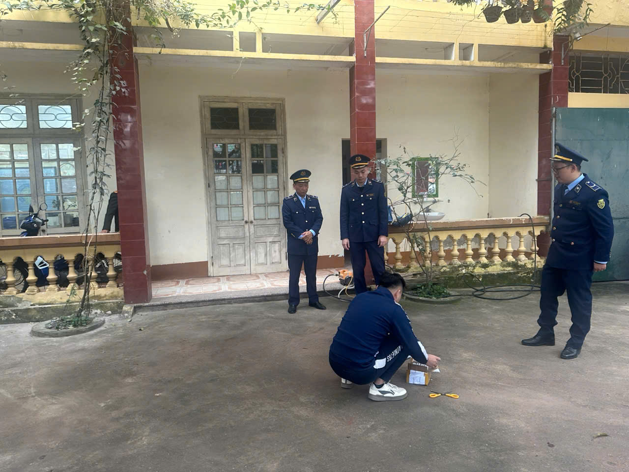 Đội Quản lý thị trường số 3 kiểm tra, xử lý vi phạm kinh doanh điện thoại và phụ kiện dịp cao điểm cuối năm