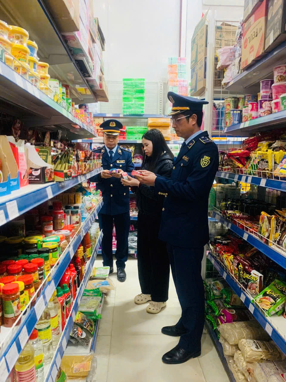 ĐỘI QUẢN LÝ THỊ TRƯỜNG SỐ 3 TĂNG CƯỜNG TUYÊN TRUYỀN, GIÁM SÁT VỀ AN TOÀN THỰC PHẨM ĐỐI VỚI THỰC PHẨM ĐÓNG HỘP