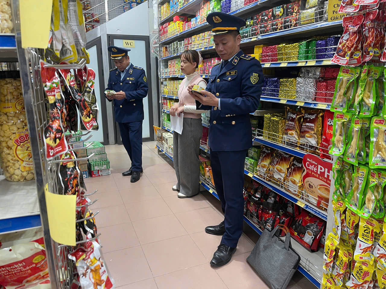 Đội QLTT số 5: Tăng cường công tác kiểm tra, giám sát, tuyên truyền đối với các tổ chức, cá nhân kinh doanh nhóm mặt hàng thực phẩm đóng đồ hộp trên địa bàn.